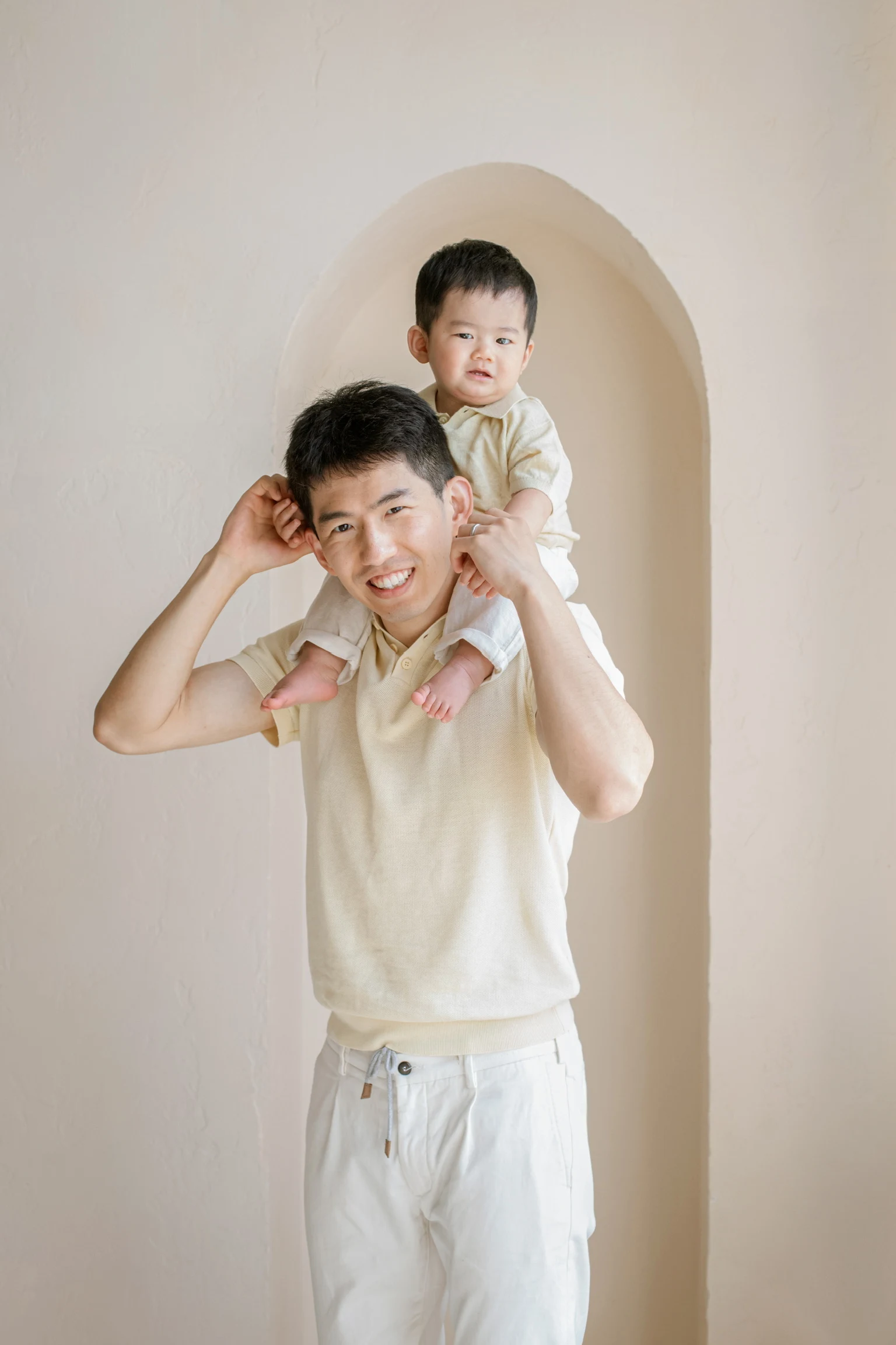 Anzhe with his son on his shoulders